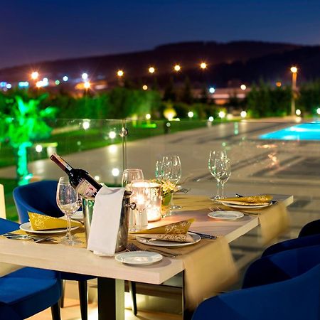 ミラクル イスタンブール エアポート ホテル&スパ エクステリア 写真 The hotel's pool