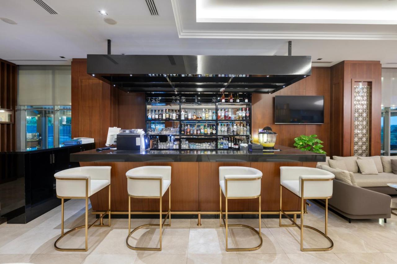 ミラクル イスタンブール エアポート ホテル&スパ エクステリア 写真 The bar at the lounge