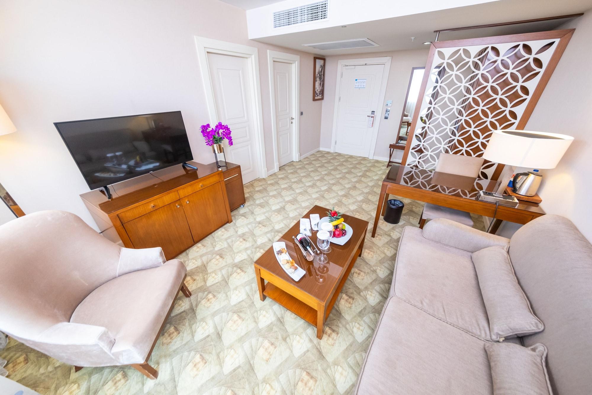 ミラクル イスタンブール エアポート ホテル&スパ エクステリア 写真 A living room in a suite at the hotel