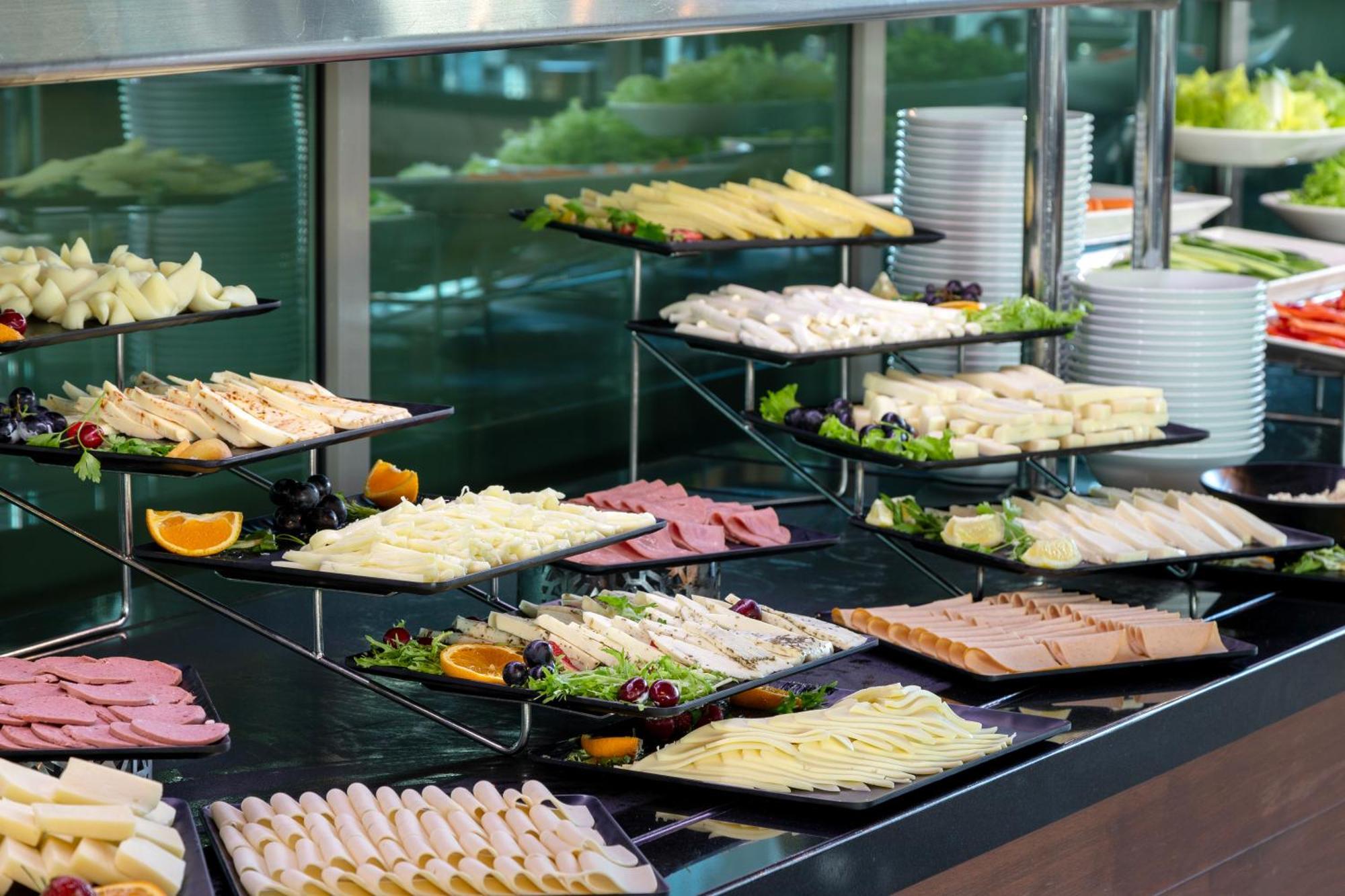 ミラクル イスタンブール エアポート ホテル&スパ エクステリア 写真 A buffet of cold cuts