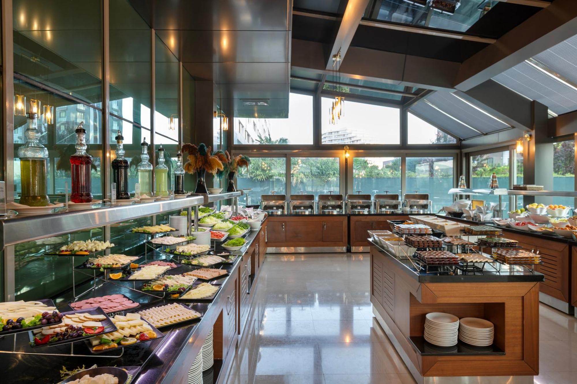 ミラクル イスタンブール エアポート ホテル&スパ エクステリア 写真 The buffet at the hotel