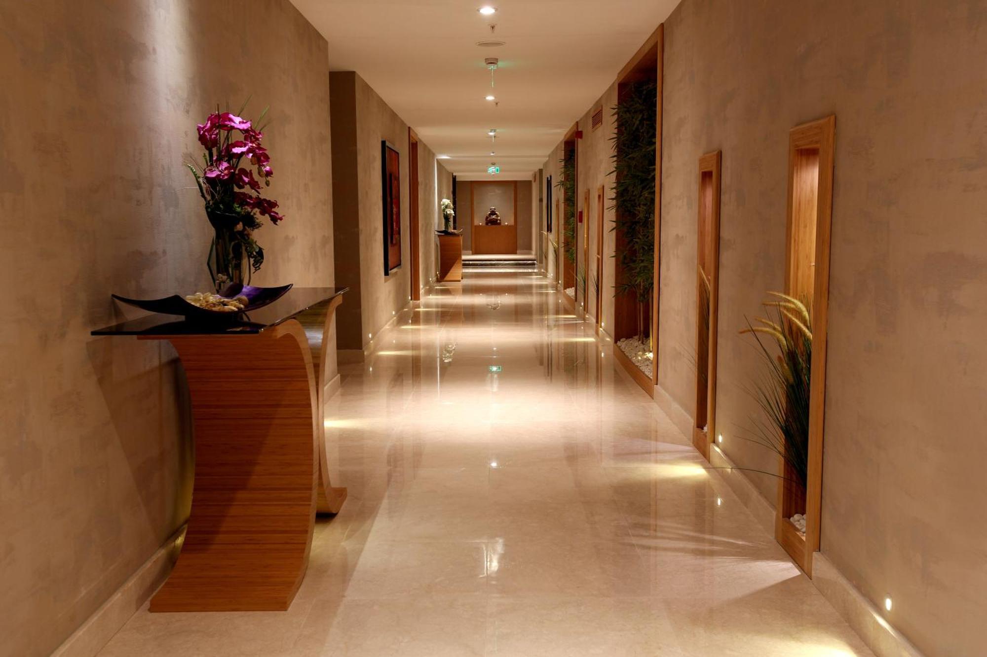 ミラクル イスタンブール エアポート ホテル&スパ エクステリア 写真 A corridor in a hotel