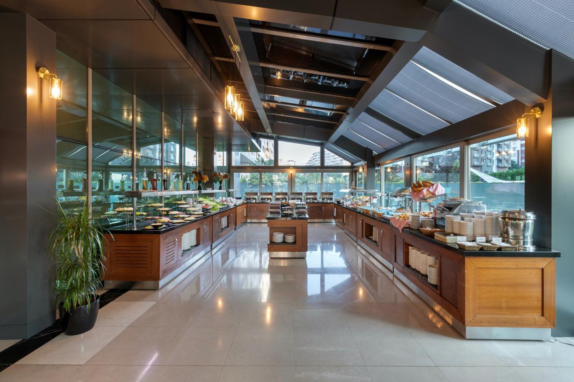 ミラクル イスタンブール エアポート ホテル&スパ エクステリア 写真 The buffet at the hotel
