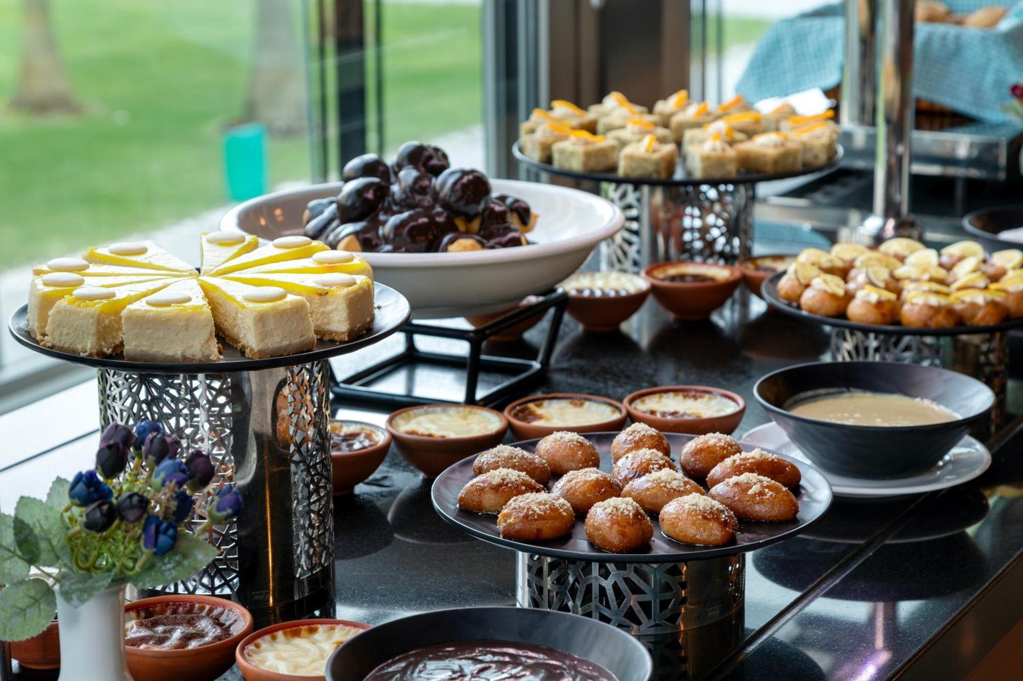 ミラクル イスタンブール エアポート ホテル&スパ エクステリア 写真 A dessert buffet