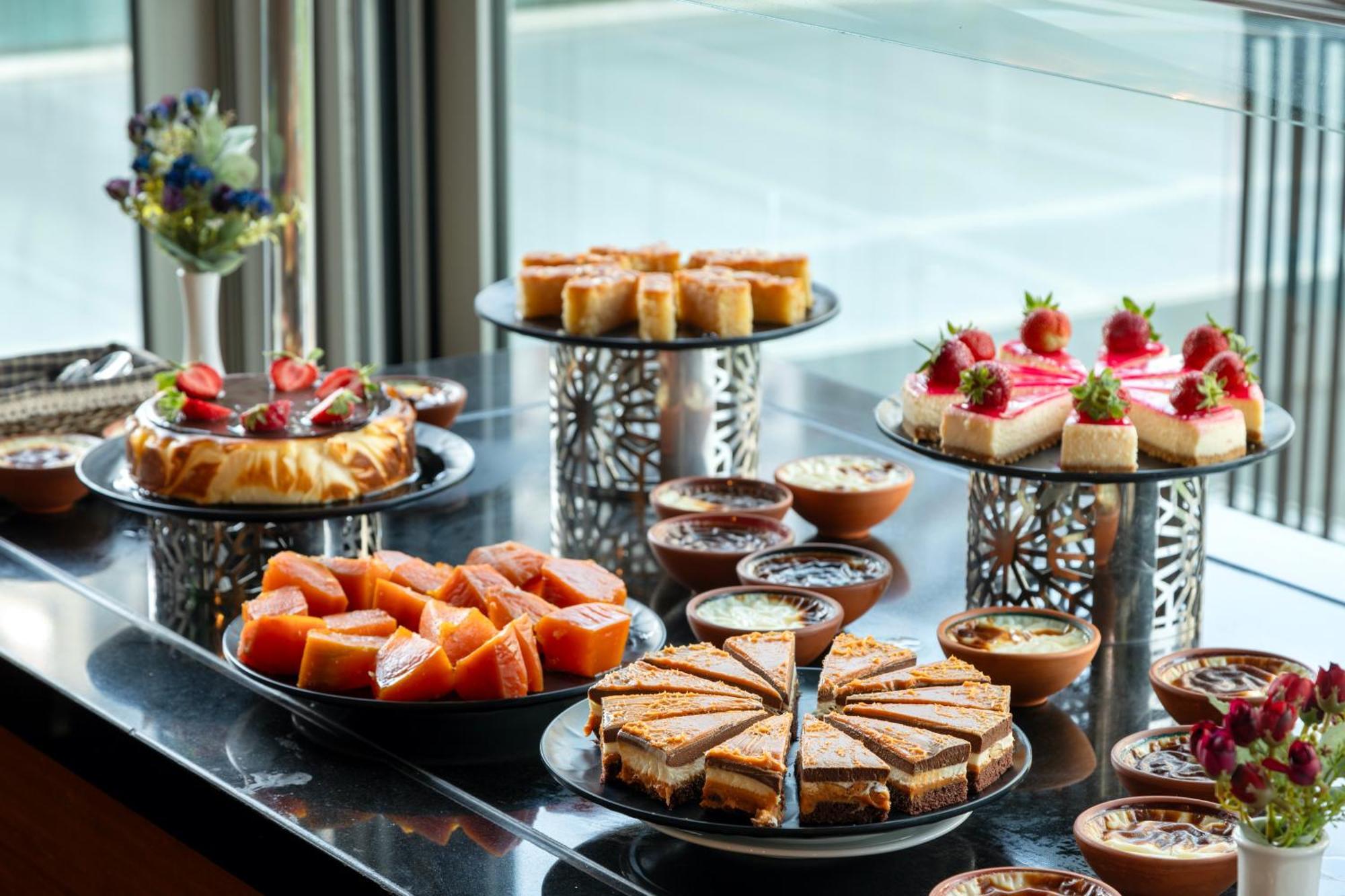 ミラクル イスタンブール エアポート ホテル&スパ エクステリア 写真 A selection of desserts