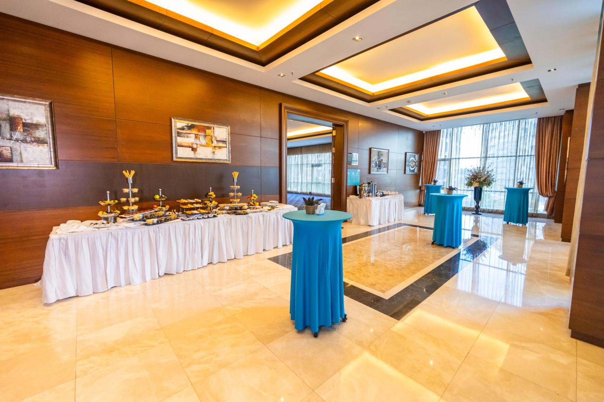 ミラクル イスタンブール エアポート ホテル&スパ エクステリア 写真 The lobby of the hotel