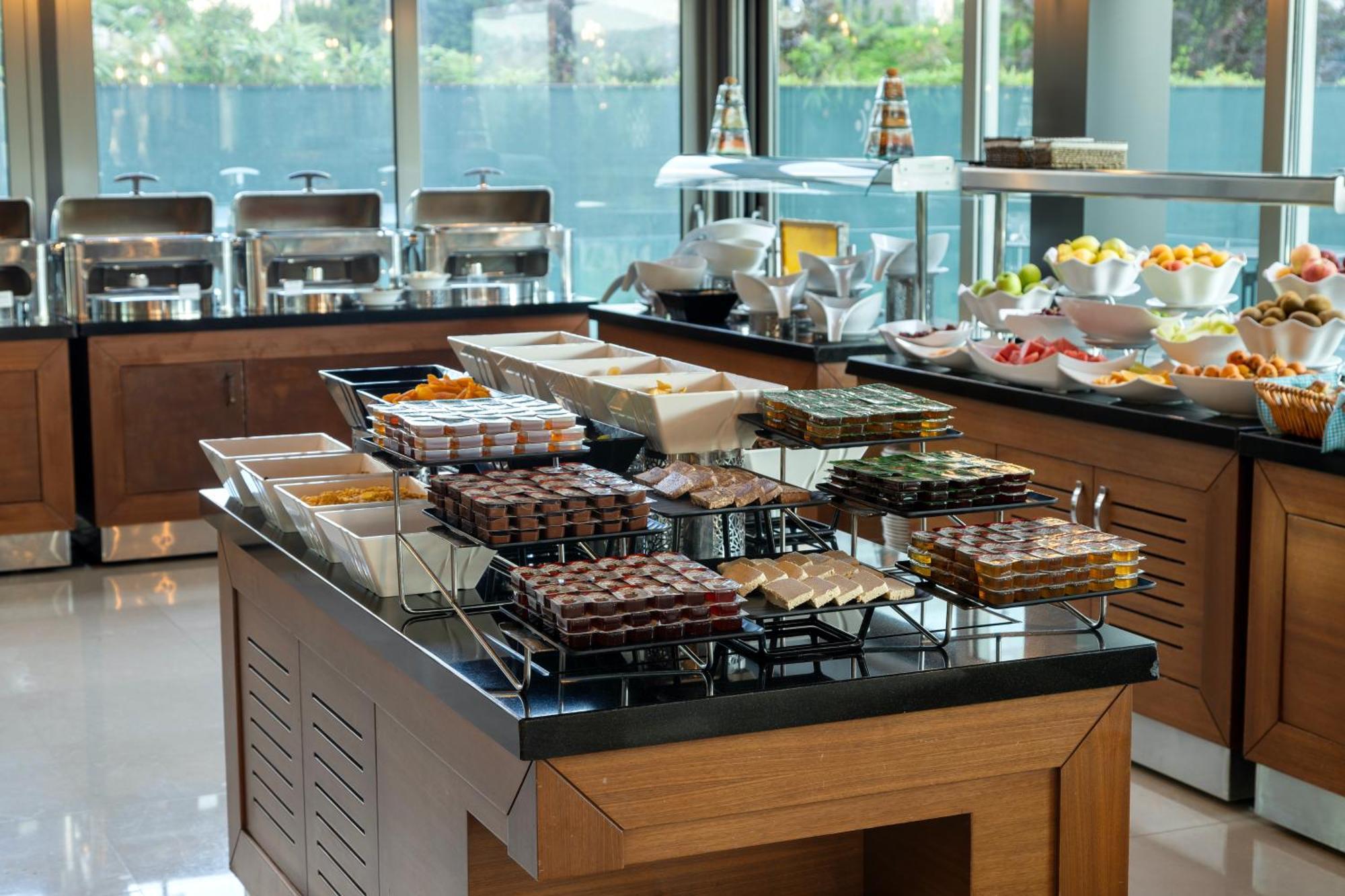 ミラクル イスタンブール エアポート ホテル&スパ エクステリア 写真 A buffet at a hotel